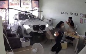 Nữ tài xế lao ô tô vào tiệm nail khiến 2 người bị thương