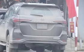 Ô tô biển xanh đỗ sai quy định, phủ đầy bùn đất bị phạt 900 nghìn đồng