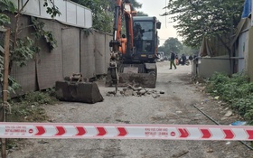 Hà Nội: Đào hố ngăn chặn các phương tiện vào bãi xe trái phép