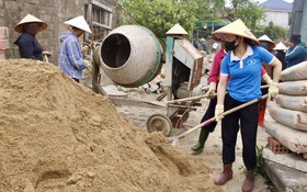 Tình người ấm áp nơi miền Trung: Chung tay dựng nhà cho người khó khăn