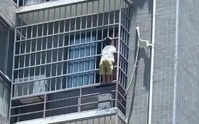 Người dân kinh hãi khi thấy bé trai đu mình trên tòa nhà chung cư