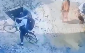 Đang đi xe máy, người đàn ông chở theo con nhỏ bất ngờ "biến mất"