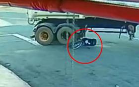 Bé trai 12 tuổi bị kéo lê dưới gầm xe tải và cái kết thót tim