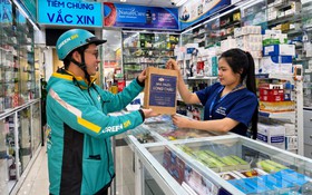 Green SM và Long Châu triển khai giao hàng bằng xe máy điện tại hơn 1.500 nhà thuốc