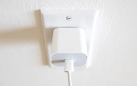 Hãy suy nghĩ kỹ trước khi cắm sạc điện thoại cả ngày