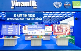 Người dân thích thú trải nghiệm không gian trưng bày của Vinamilk tại Triển lãm thành tựu đất nước 80 năm