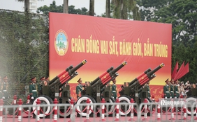 Hàng nghìn ánh mắt dõi theo pháo lễ vang rền tại tổng duyệt A80