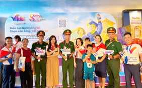 Vikki Bank tặng 1.100 điện thoại thông minh cho người nghèo