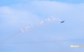 Dàn tiêm kích SU-30MK2 thả bẫy nhiệt trên bầu trời Hà Nội