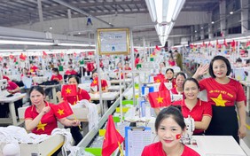 Công nhân Nghệ An “nhuộm đỏ” nhà xưởng bằng cờ Tổ quốc mừng 80 năm ngày Quốc khánh 2/9