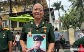 Cựu chiến binh mang theo di ảnh cha bồi hồi chờ xem diễu binh A80