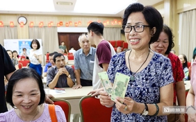 Hà Nội: Người dân phấn khởi nhận quà Tết Độc lập