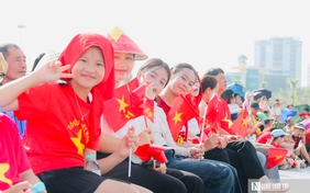Hàng nghìn người dân Nghệ An háo hức đổ về Quảng trường Hồ Chí Minh xem diễu binh, diễu hành A80