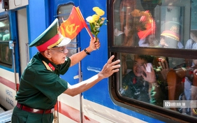 Hà Nội: Người dân lưu luyến chào tạm biệt các chiến sĩ sau nhiệm vụ A80