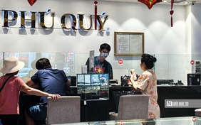 Người dân chen chân mua vàng giữa lúc giá lập đỉnh