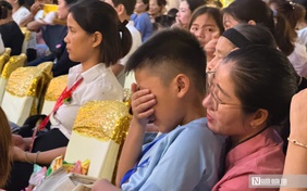 Con trai khóc nức nở nói “xin lỗi” trong lễ Vu Lan báo hiếu