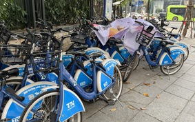 Hà Nội: Xe đạp công cộng phủ bụi, “nằm chờ khách” giữa phố