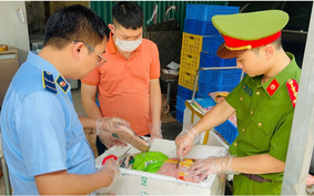 Hà Nội: Công an phát hiện, thu giữ 5-6 tấn "xiên bẩn", đồ thả lẩu "bẩn" có thể tích tụ gây ung thư
