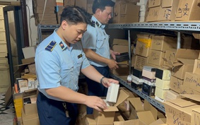 Hà Nội: Phát hiện kho hàng nghi giả nước hoa thương hiệu nổi tiếng giữa phố cổ