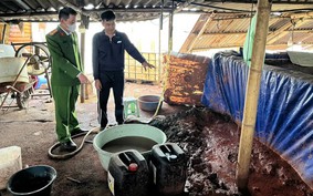 Tạm giữ 3 đối tượng vụ "xả trộm" hơn 6,7 tấn chất thải nguy hại ra sông Đuống