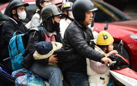 Người dân ùn ùn quay trở lại Hà Nội, giao thông cửa ngõ căng thẳng