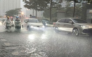 Dự báo thời tiết 2/5: Miền Bắc đón không khí lạnh dồn dập, cảnh báo mưa dông, lốc sét, gió giật mạnh