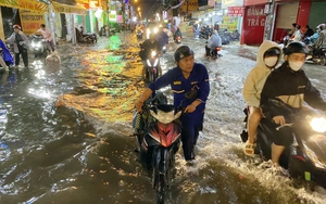 Người dân hì hục đẩy xe chết máy trên con đường "siêu ngập" Phan Huy Ích