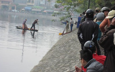 Đang đi cùng vợ, chồng vẫy tay chào rồi tự vẫn