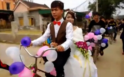 Clip chú rể rước dâu bằng xe đạp 'cà tàng' đầy thú vị
