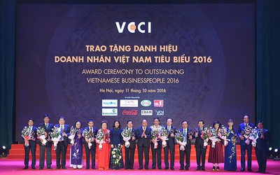 Thủ tướng tặng cúp Thánh Gióng cho 100 doanh nhân tiêu biểu VN 2016