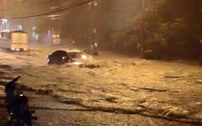 Miền Trung: Dân thành thị cuống cuồng chạy lũ trong đêm