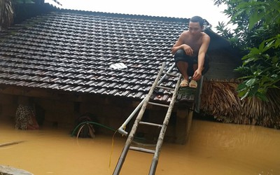 Nước lũ dâng cao tận nóc, hàng trăm nhà dân bị nhấn chìm