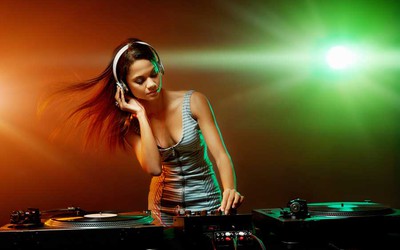 DJ hoảng loạn vì cái tát trời giáng của vợ đại gia