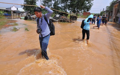 Lũ dâng cao, nhiều người phải dọn đồ đi thuê khách sạn