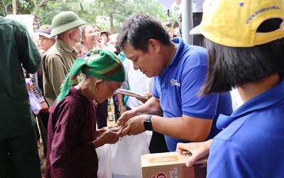 Báo NĐT và ĐS&PL cùng nhà hảo tâm đã mang hàng cứu trợ vào tâm lũ