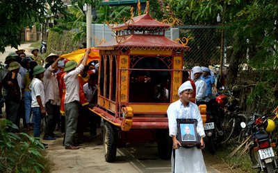 Quảng Bình: Những tiếng khóc xé lòng, nước mắt quện vào dòng lũ