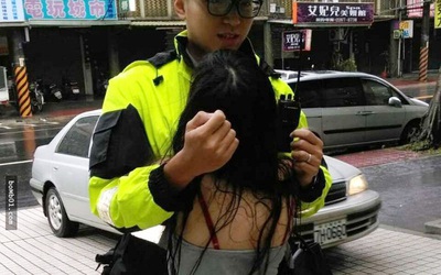 Chàng cảnh sát sẵn sàng đứng làm gối ôm 10 phút cho cô gái thất tình