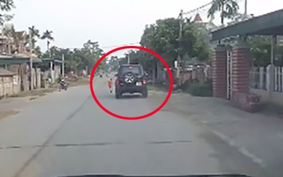 Video: Thót tim cảnh bé trai băng qua đường suýt lao vào đầu ô tô