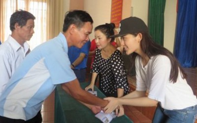‘Rũ bỏ’ váy tiền tỷ, Á hậu Huyền My giản dị trao quà tại Nghệ An