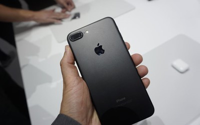 iPhone 7 cùng phiên bản, có 2 tốc độ mạng khác nhau