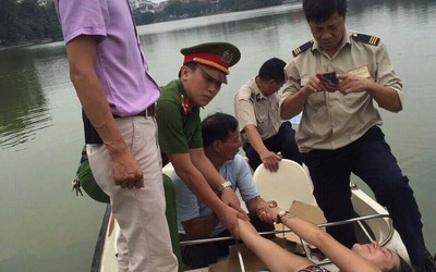 Hà Nội: Bà ‘tây’ bất ngờ bơi ra hồ Gươm múa hát
