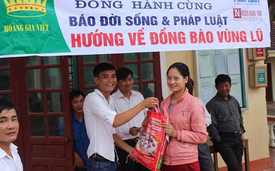 Báo Người Đưa Tin cùng nhà hảo tâm trao quà tại 3 xã ven tâm lũ