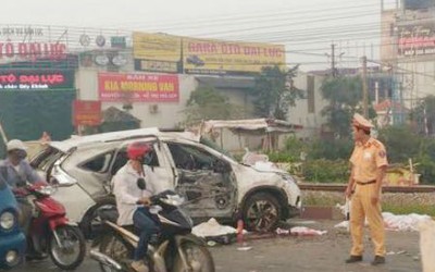 Hà Nội: Tàu hỏa đâm trực diện ô tô, ít nhất 4 người tử vong