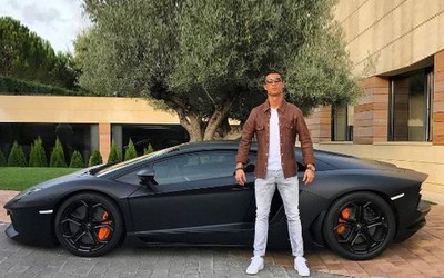 Khó đỡ với loạt ảnh châm biến Ronaldo bên siêu xe Lamborghini