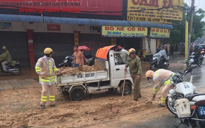 Xúc động những hình ảnh CSGT TP.HCM quét bùn dưới mưa