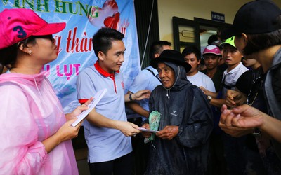 Hàng trăm phần quà cứu trợ được chuyển đến người dân miền Trung