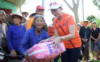 Hội tiểu thương Viêng Chăn Lào đi xuyên ngày đêm, cứu trợ vùng lũ