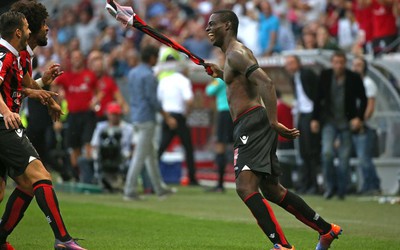 Balotelli lập siêu phẩm và lĩnh thẻ đỏ chỉ trong vòng 5 phút [VIDEO]