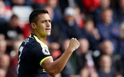 Arsenal ghi bàn bằng tiki-taka và cú đánh đầu đẳng cấp của Sanchez