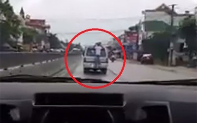 Clip: Nam thanh niên liều lĩnh đu bám sau xe ô tô đang chạy